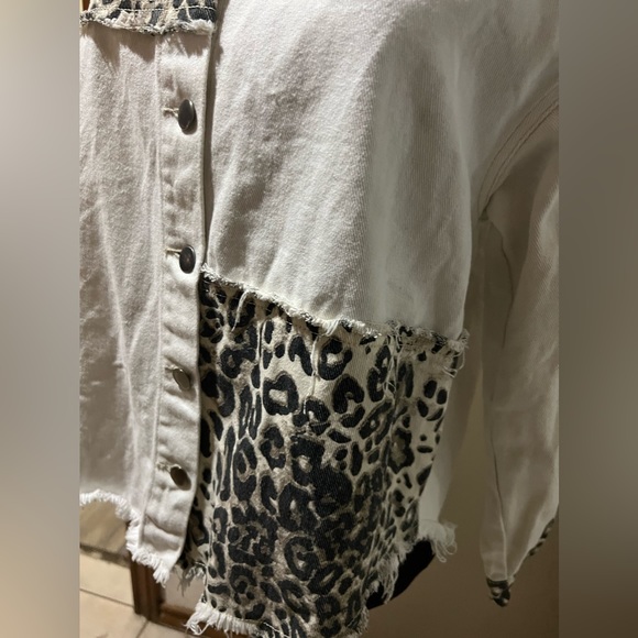 Cute Le Lis Collection of leopard white denim jacket, size medium - Picture 2 of 3